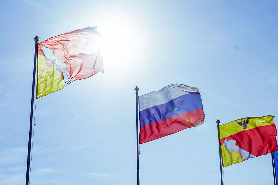 Губернатор Александр Гусев и мэр Сергей Петрин поздравили воронежцев с Днём России