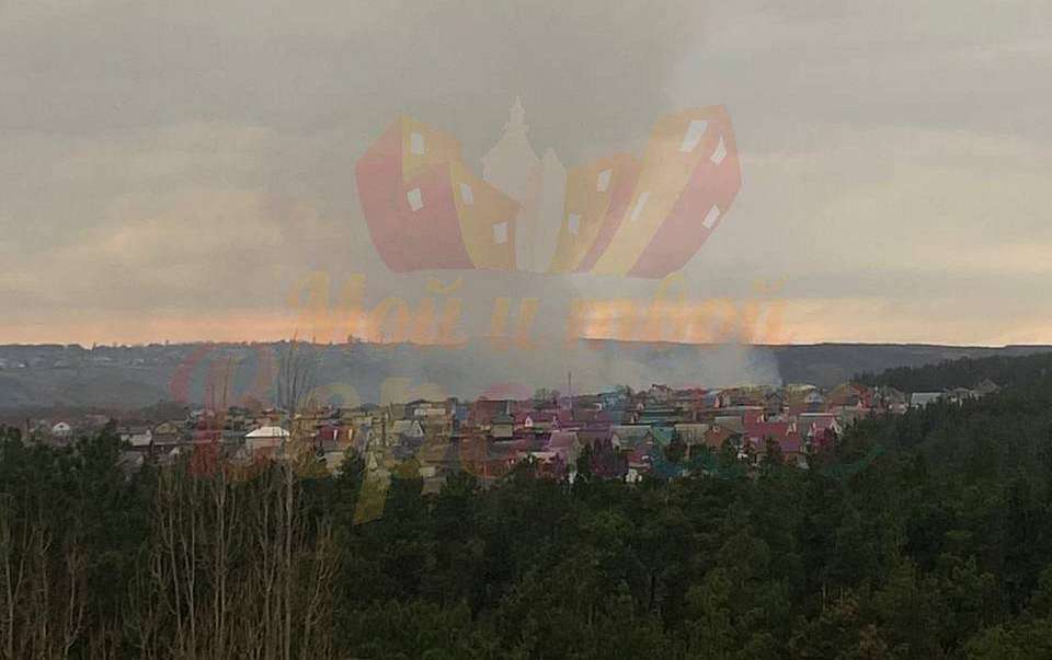 Загоревшаяся сухая трава в микрорайоне Малышево встревожила воронежцев