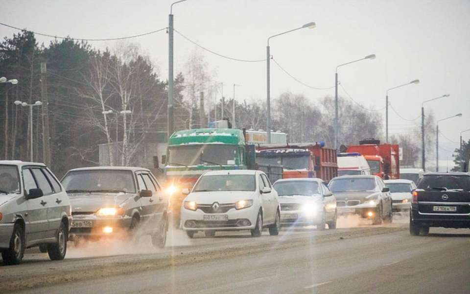 Перекрыли движение на трассе М-4 в Воронежской области из-за ДТП