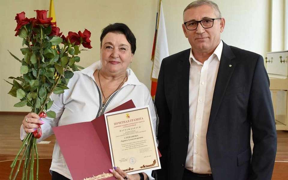 Лучшим муниципальным служащим вручил награды глава Ленинского района Сергей Ситников 