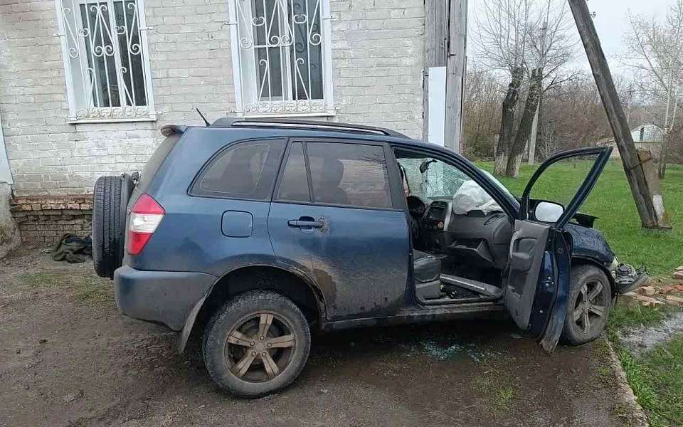 Попал в больницу врезавшийся на кроссовере в аптеку житель Воронежской области