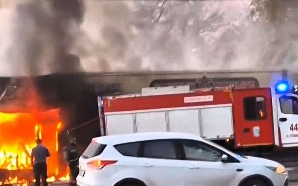 Три торговых павильона сгорели на главной улице в Новой Усмани под Воронежем