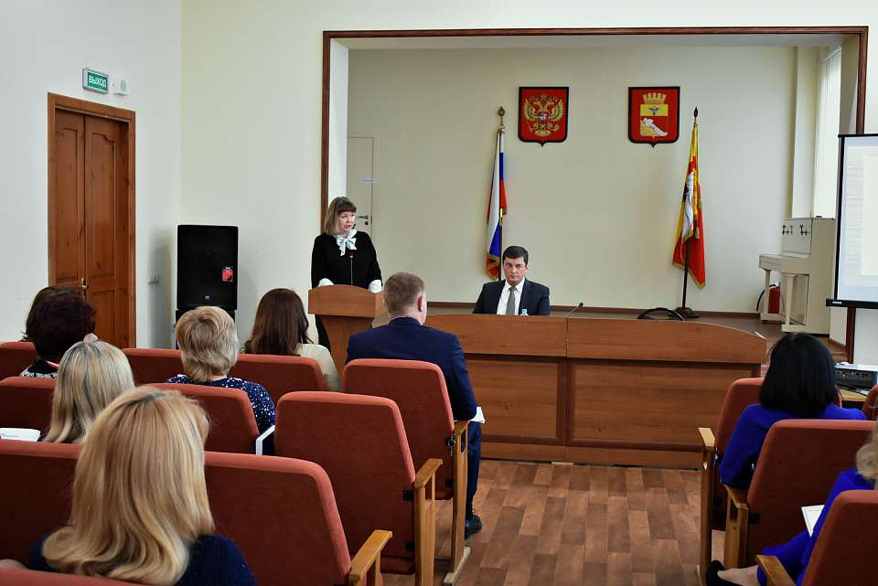 В Ленинском районе обсудили работу с обращениями граждан