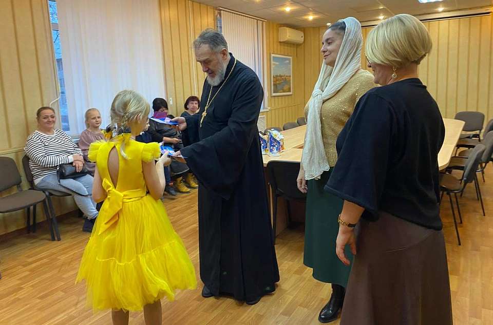 В Железнодорожном районе с православными праздниками поздравили детей, находящихся под опекой, и детей-сирот
