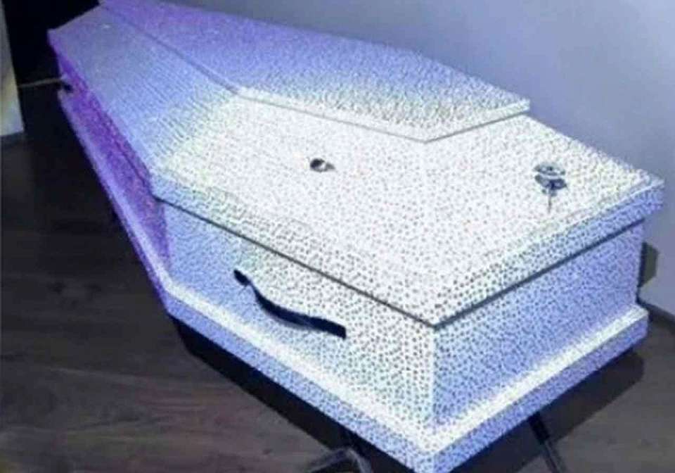 Элитный гроб с кристаллами Swarovski за 1,2 миллиона выставили на продажу в Воронеже