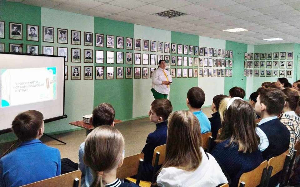 Школьники Ленинского района Воронежа отметили День воинской славы России