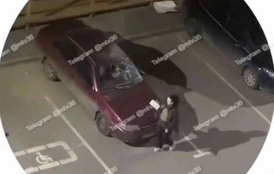 После драки женщина разбила кирпичом лобовое стекло машины в Воронеже