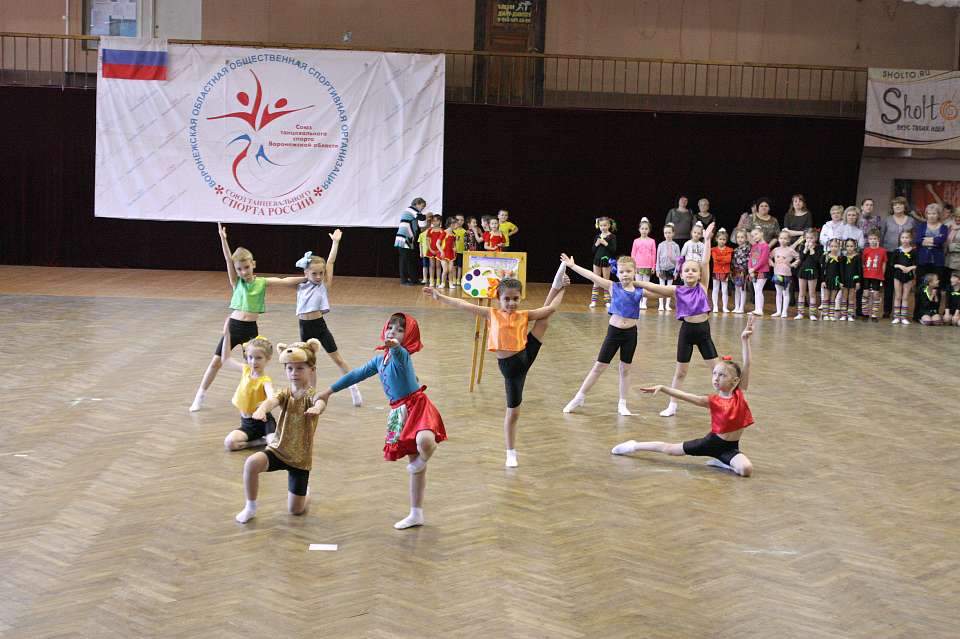 С лентами, мячами и обручами: в Ленинском районе Воронежа прошел смотр-конкурс по ритмической гимнастике