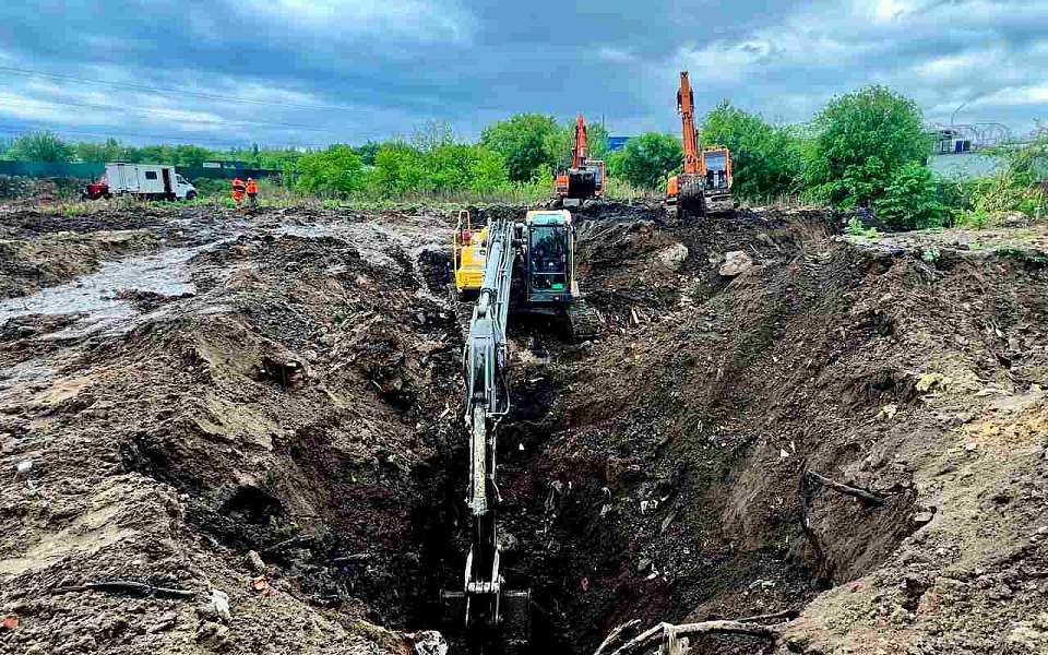 Семиметровый котлован вырыли на месте утечки воды в Воронеже
