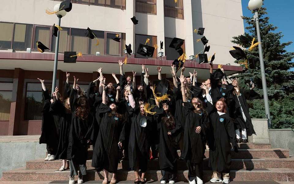 Воронежские студенты завершили обучение в банковской школе Сбера