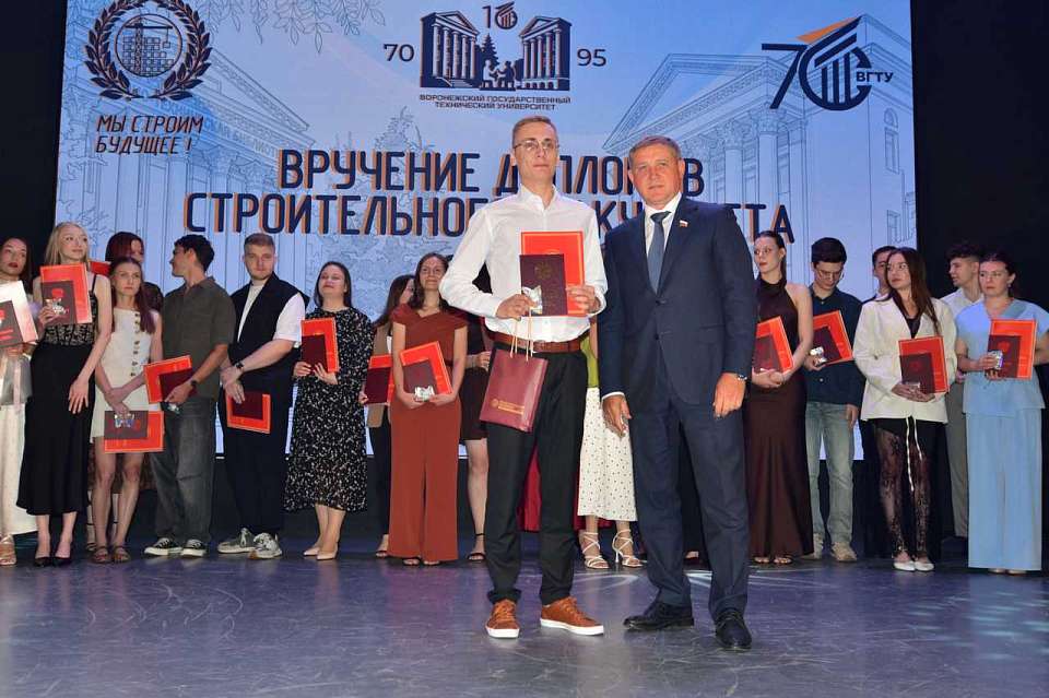Вице-спикер гордумы вручил дипломы выпускникам ВГТУ