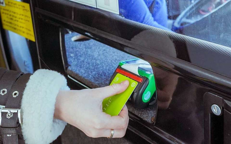 За 9 месяцев воронежцы расплатились картами 786 млн раз