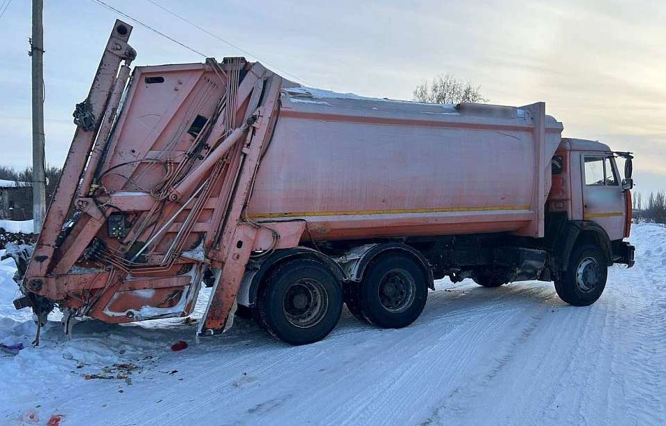 Под колеса двигавшегося задним ходом мусоровоза попал житель Воронежской области
