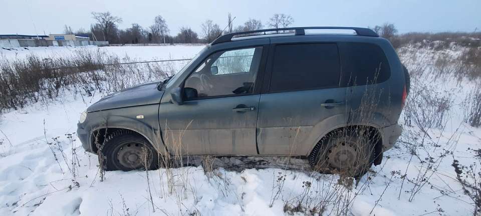 Съехавший с горки на ледянке ребенок попал под машину под Воронежем