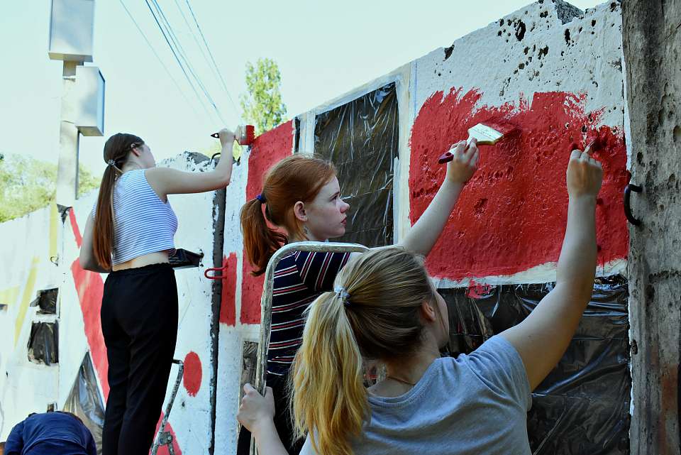 Школьники Ленинского района создают уникальную фотостудию под открытым небом