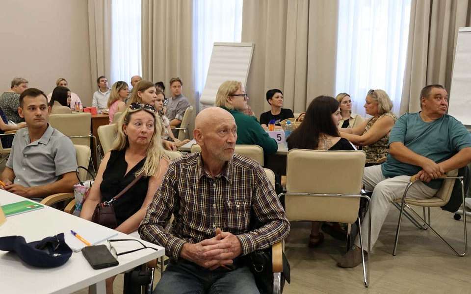 Коминтерновцы проходят обучение в Общественной палате Воронежской области