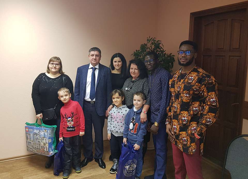 В Коминтерновском районе продолжаются новогодние поздравления детей