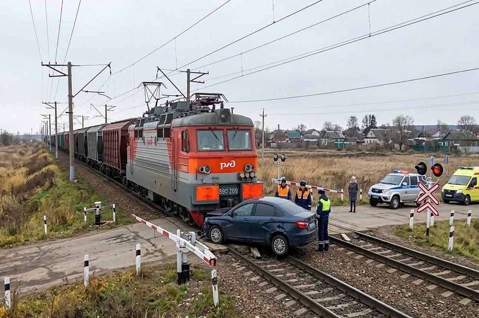 Грузовой поезд протаранил легковушку на переезде в Воронежской области