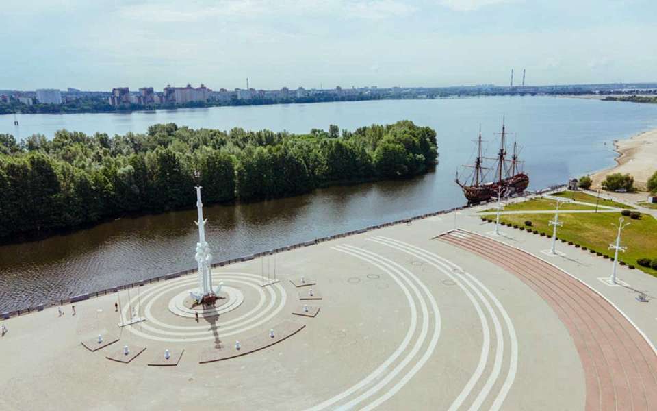 Губернатор предложил увеличить число парковочных мест на Петровской набережной в Воронеже