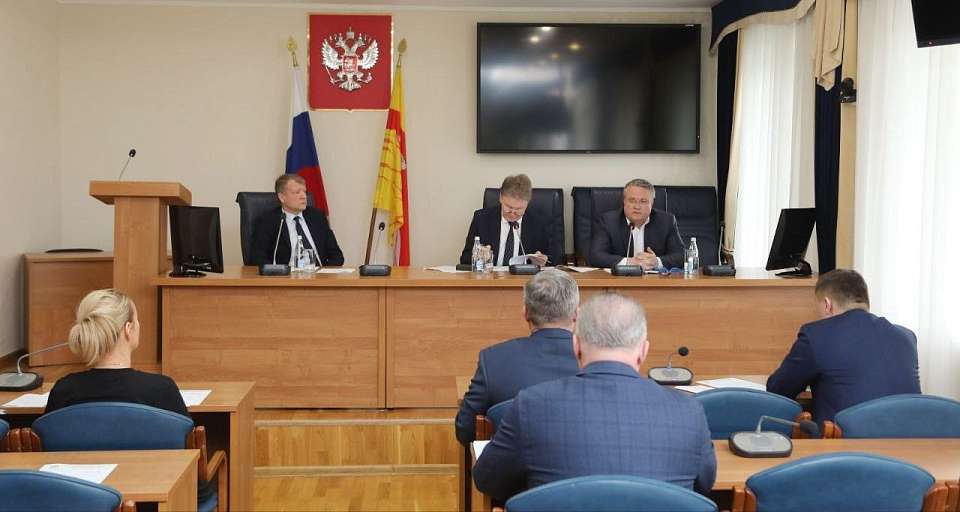 Широкий круг вопросов по развитию Воронежа обсудил мэр с фракциями политических партий