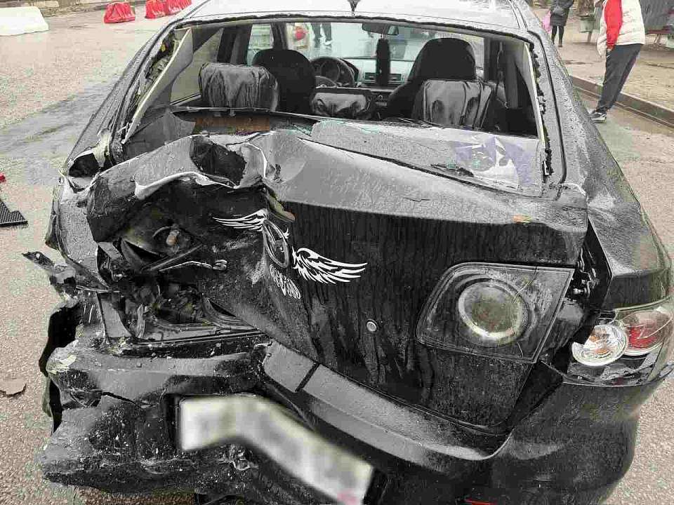 В Воронеже автобус въехал в стоящую в заторе легковушку