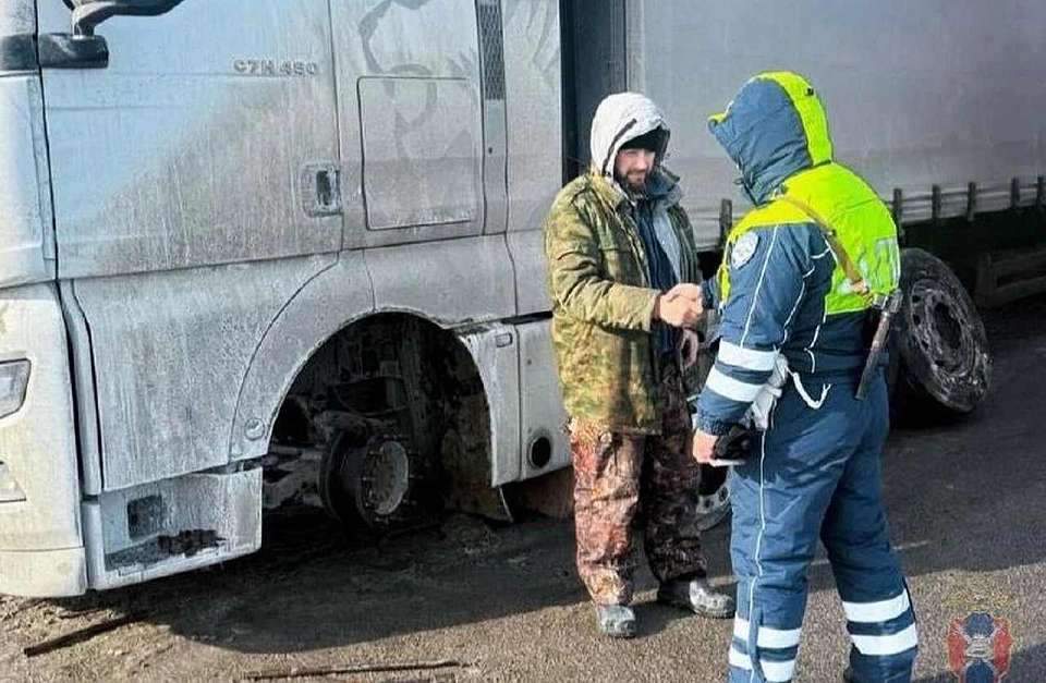 Водителю на фуре с пробитым колесом на трассе под Воронежем помогли инспекторы