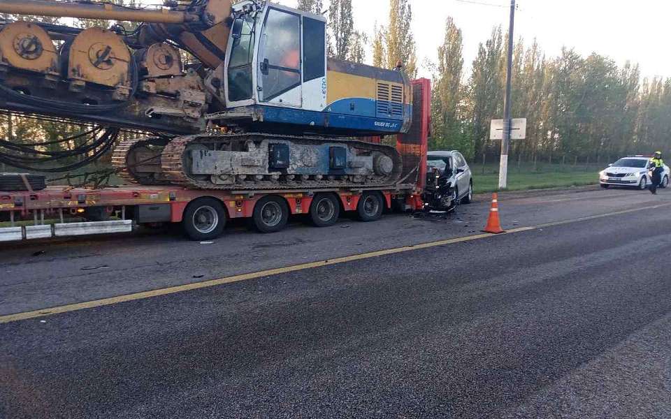 Три человека пострадали в ДТП с кроссовером и припаркованным тягачом в Воронежской области