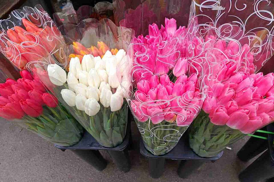 Злостную должницу воронежские приставы отыскали с помощью доставки цветов