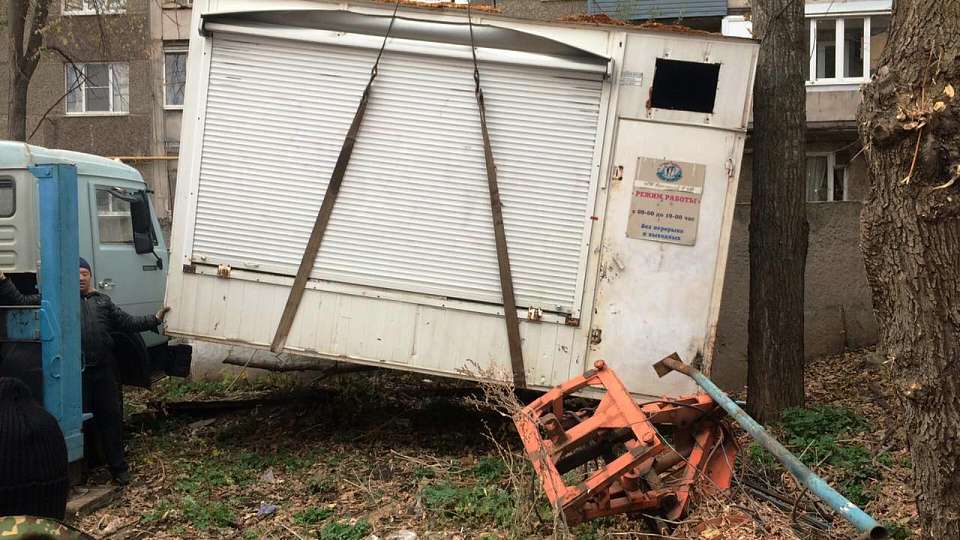 В Ленинском районе избавляются от незаконных торговых объектов