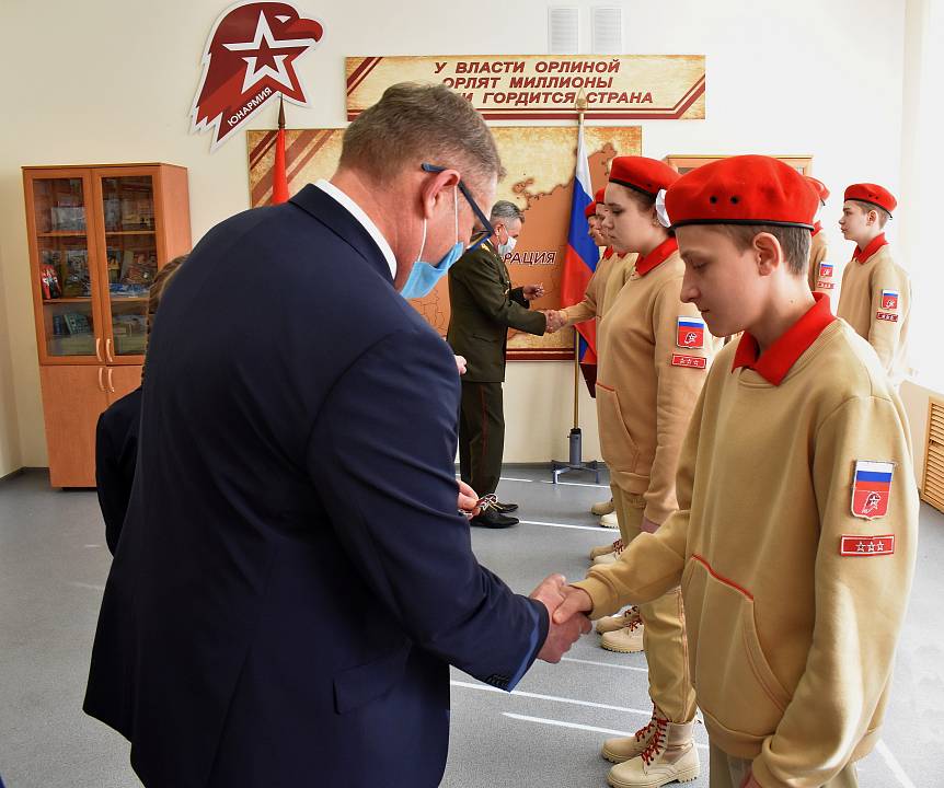 Глава Ленинского района Сергей Ситников вручил знаки отличия пополнению Юнармии