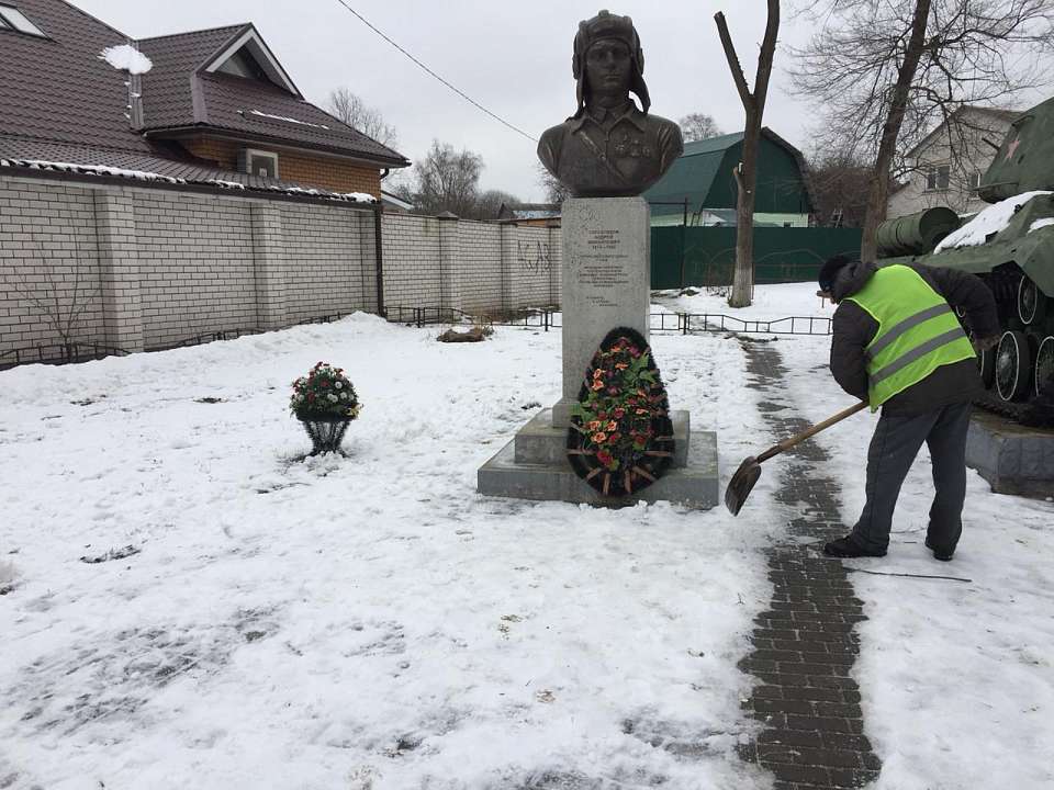 В Коминтерновском районе идут работы по уборке  воинских захоронений