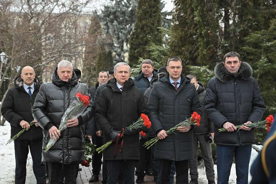 В церемонии возложения цветов к памятнику Виталия Воротникова принял участие мэр Воронежа