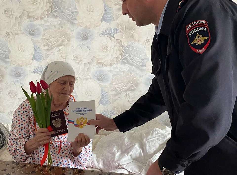 Накануне 8 марта 97-летняя ветеран Великой Отечественной получила гражданство РФ