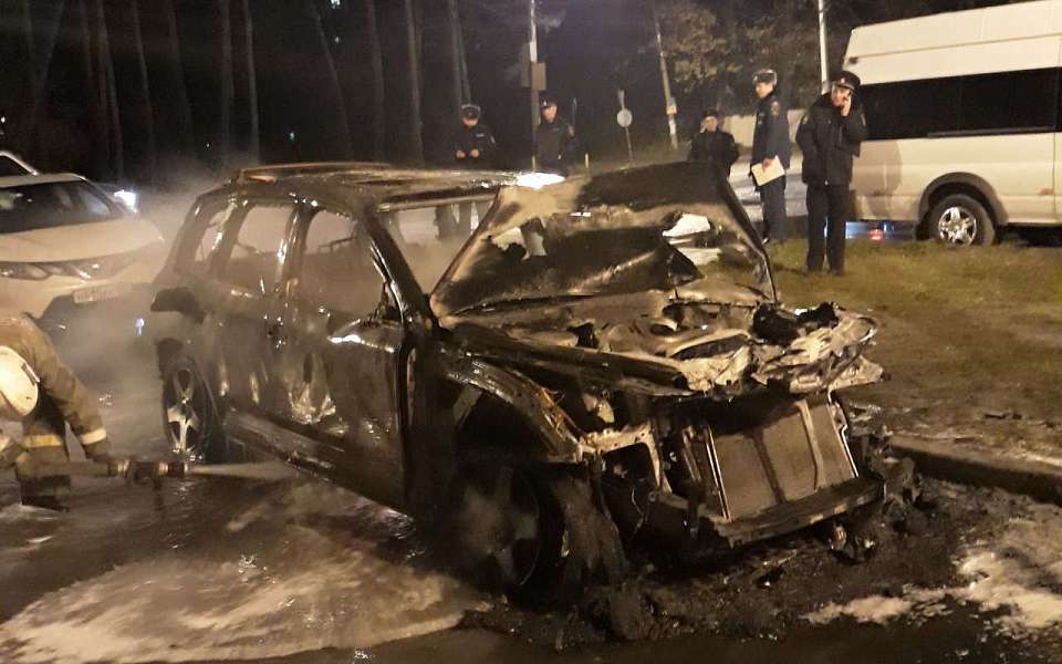 Иномарка сгорела полностью на трассе М-4 «Дон» в Воронежской области