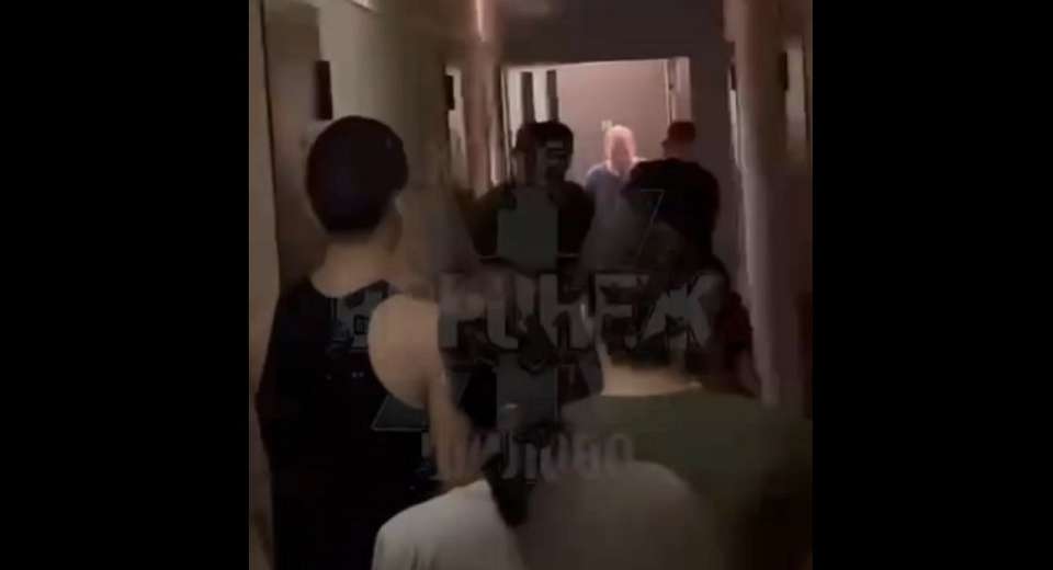 «Он держит гранату!»: застрявший в тамбуре воронежец перепугал жильцов многоэтажки