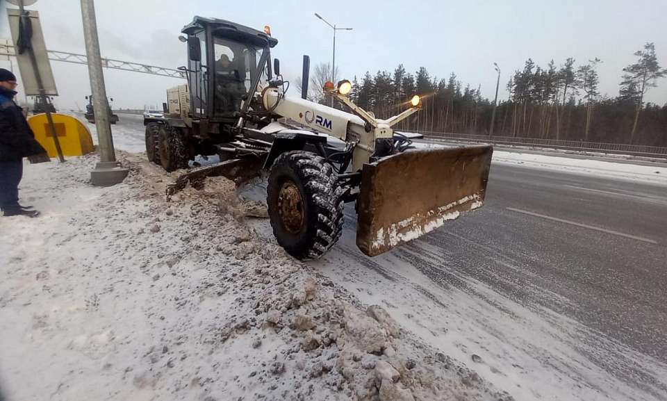 Комбинат благоустройства продолжает уборку снега и обработку улично-дорожной сети пескосмесью