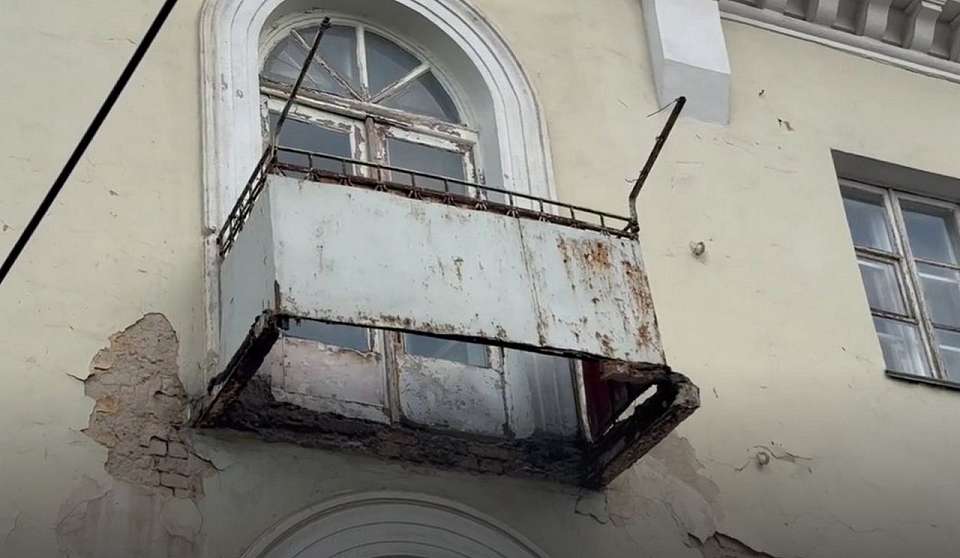 После обрушения балкона с котом возбудили уголовное дело в Воронеже