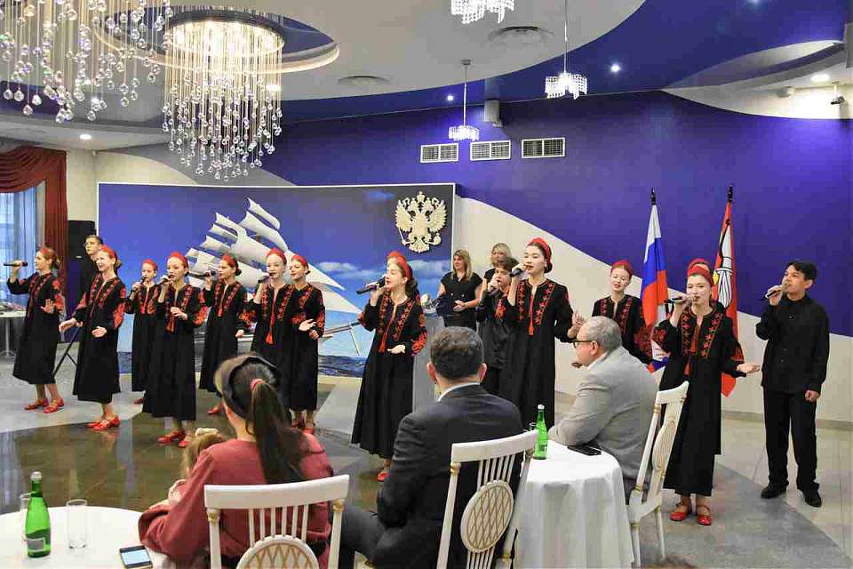 Многодетных мам поздравили с предстоящим Днём матери