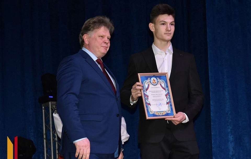 Спасшего жизнь женщине школьника наградили благодарностью минздрава Воронежской области