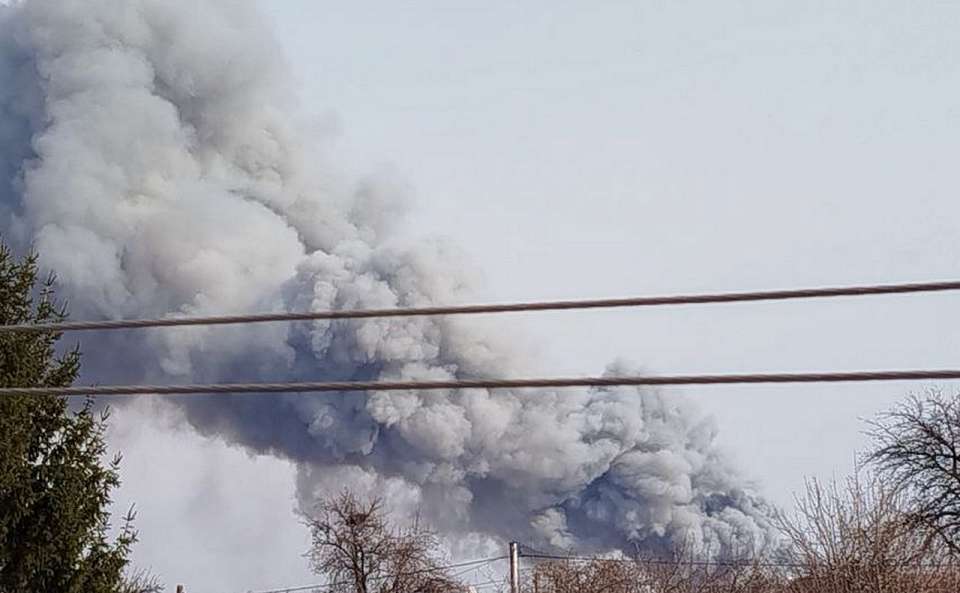 Мебельный цех загорелся в воронежском микрорайоне Шилово