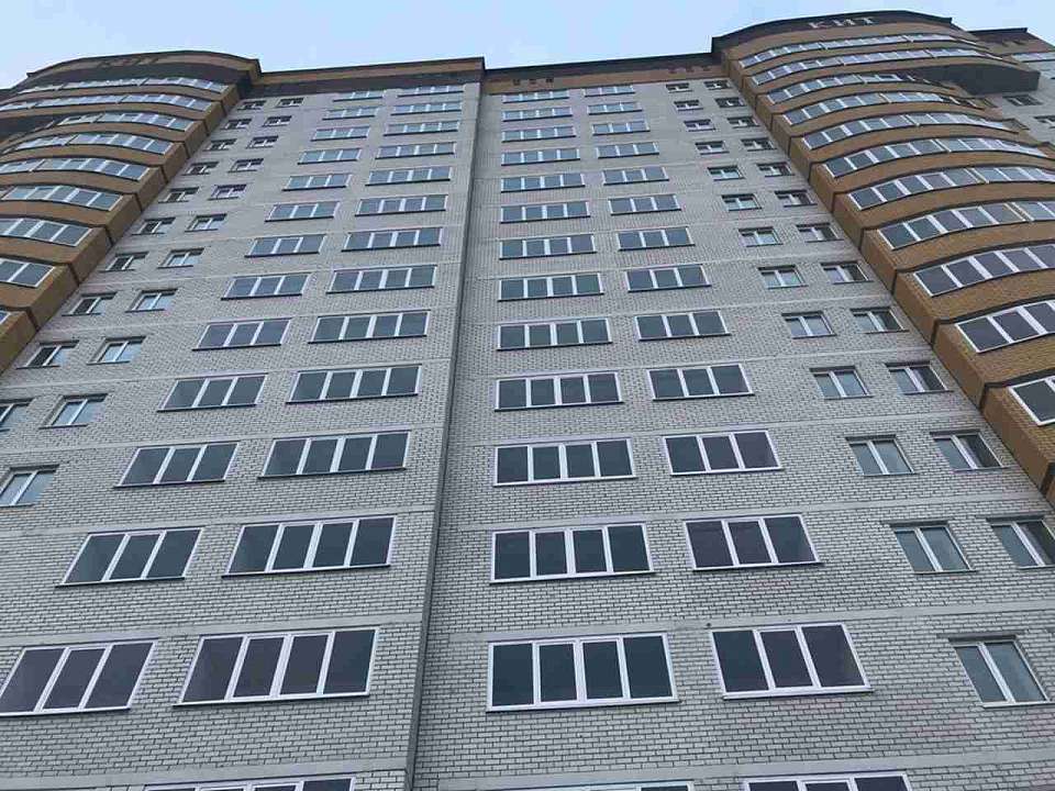 Малыша, стоящего в открытом окне на 9 этаже высотки, заметили воронежцы