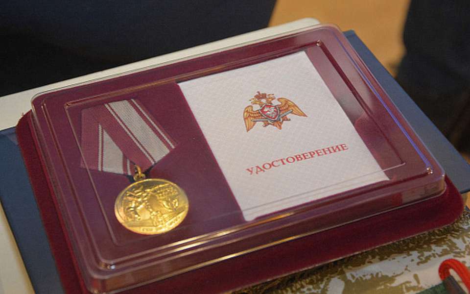 Памятную медаль ОМОНа вручил школьнику депутат Воронежской городской думы