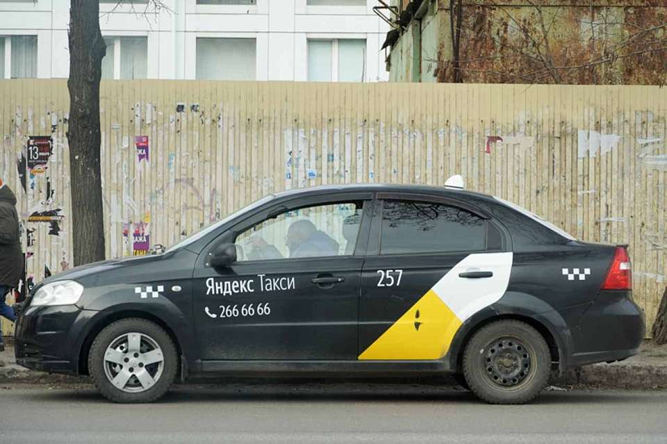 Почти тысячу разрешений на работу такси приостановили в Воронежской области