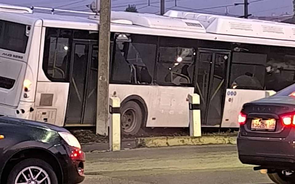 Разбитый автобус сфотографировали на железнодорожном переезде в Воронеже