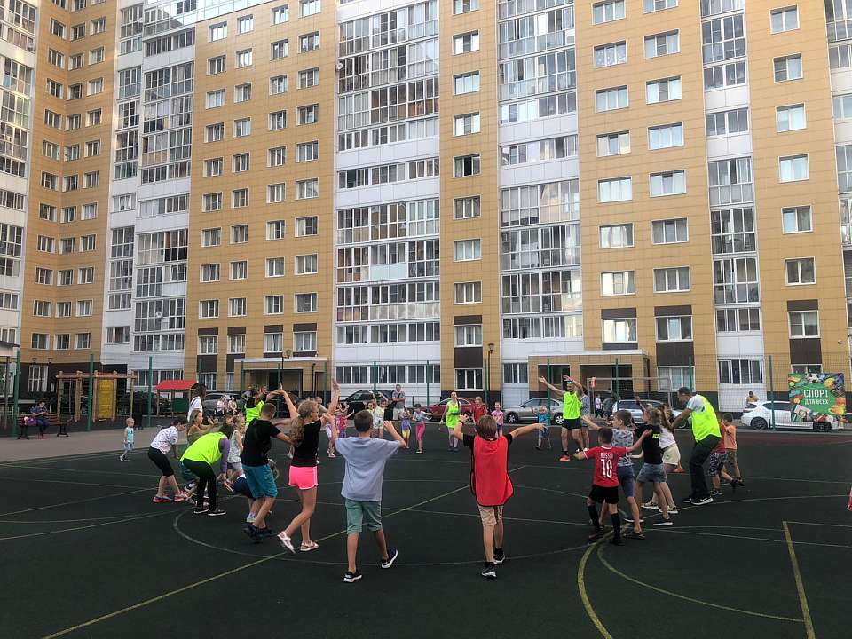 В Ленинском районе проходят спортивные праздники на дворовых территориях