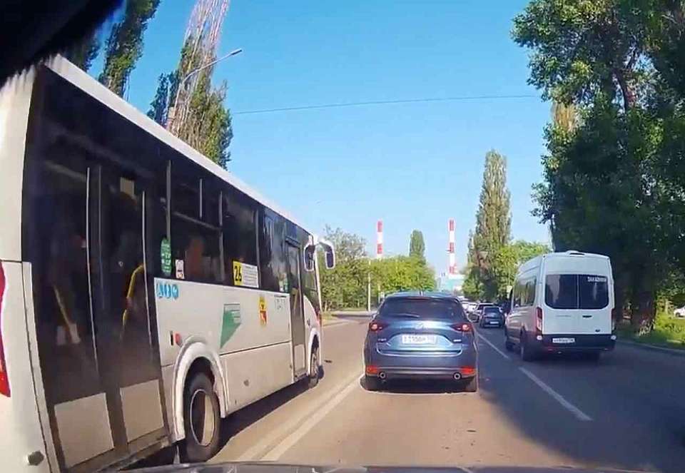 В Воронеже за выезд на встречную полосу оштрафовали водителя маршрутного автобуса