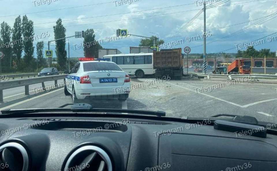 Трассу под Воронежем перекрыла массовая авария с участием грузовиков и автобусов