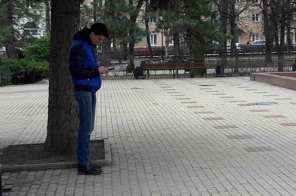 Под угрозой расправы воронежец отобрал у прохожего телефон