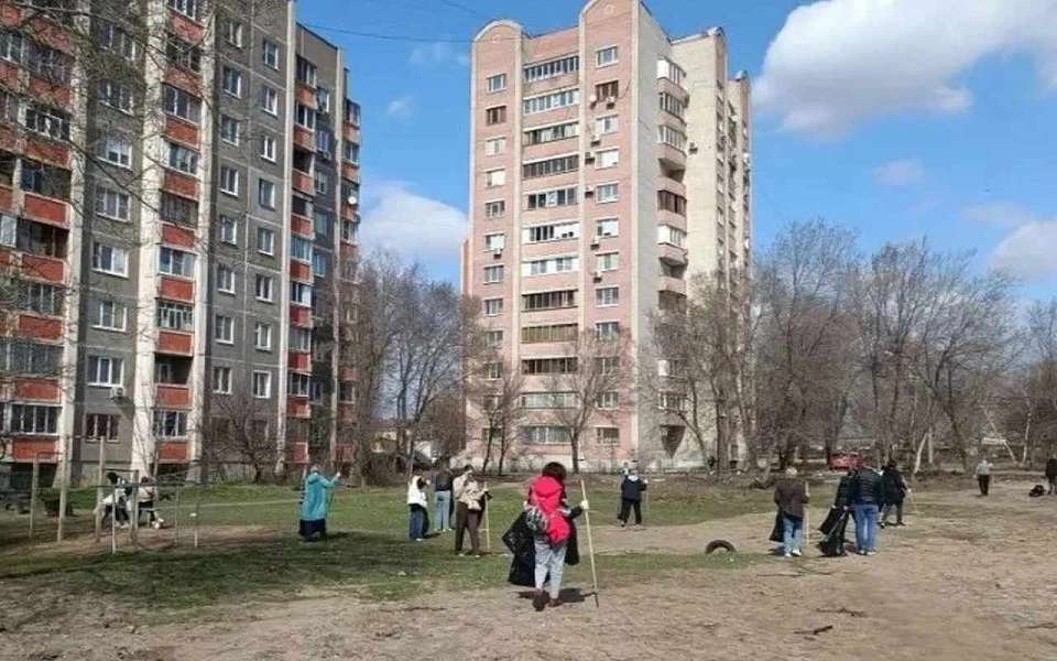 Зеленые зоны, дворы, городские улицы и другие территории убрали в Воронеже во время субботника