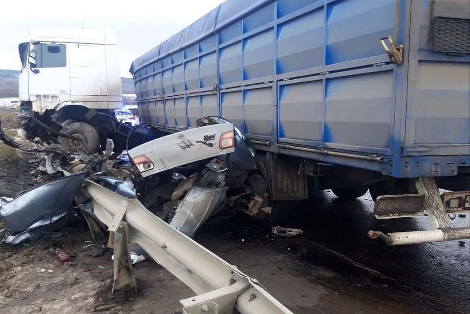 В столкновении с грузовиком под Воронежем погибли 19-летний и 17-летняя белгородцы